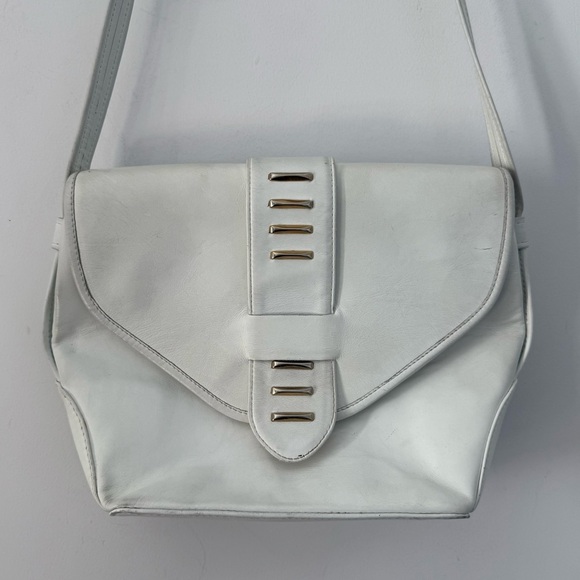 Vintage 1980s white leather shoulder bag with mixed metal hardware - Picture 2 of 9